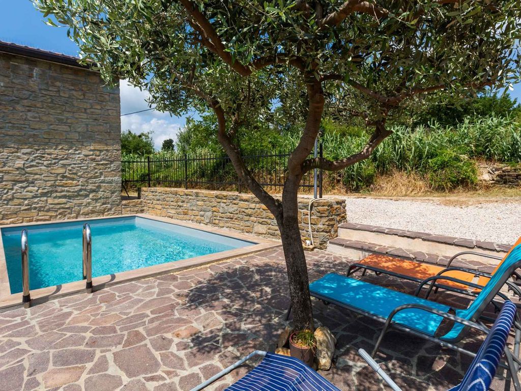 Villa mit Swimmingpool und Grillterrasse