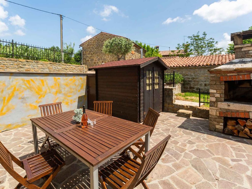 Villa mit Swimmingpool und Grillterrasse