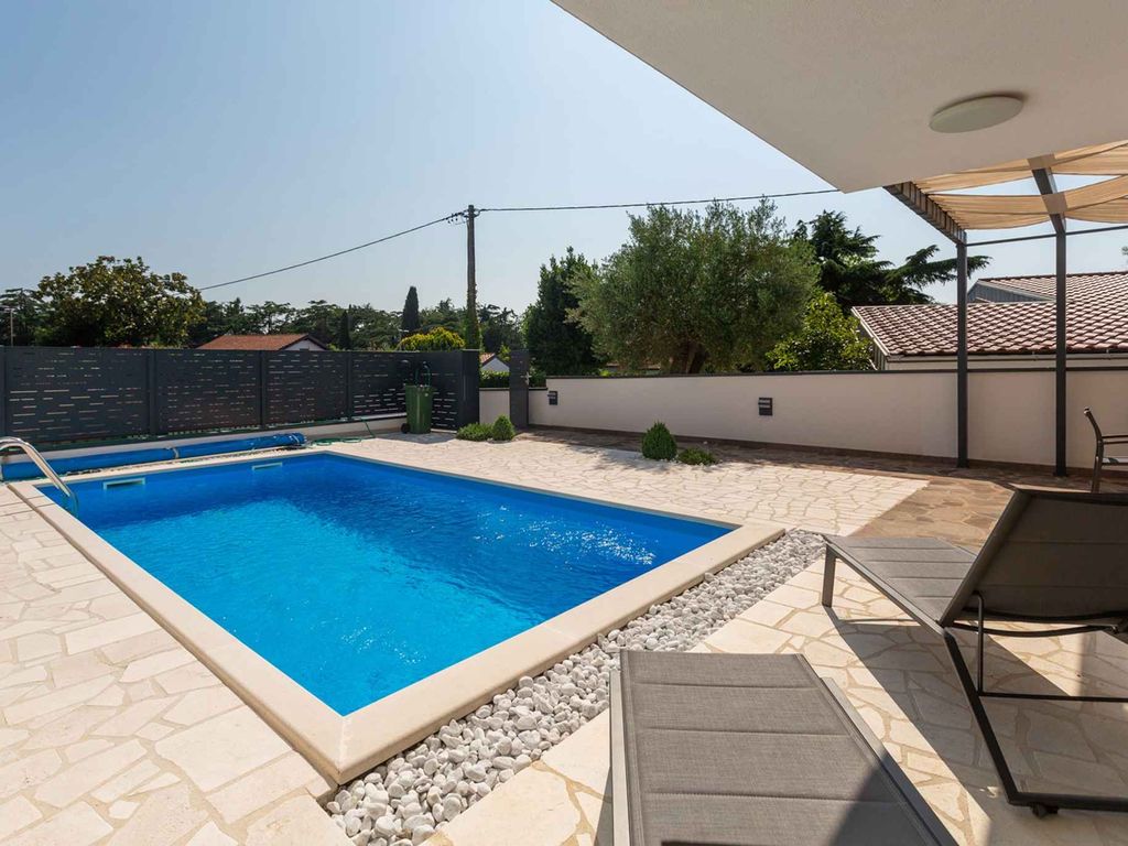 Villa mit Pool und Sommerküche