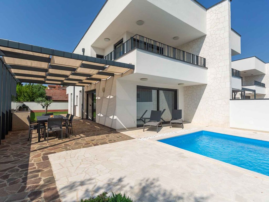 Villa mit Pool und Sommerküche