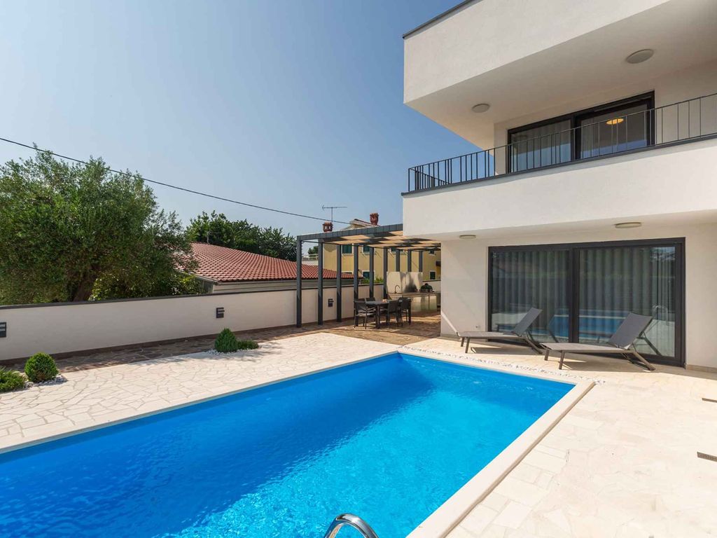 Villa mit Pool und Sommerküche
