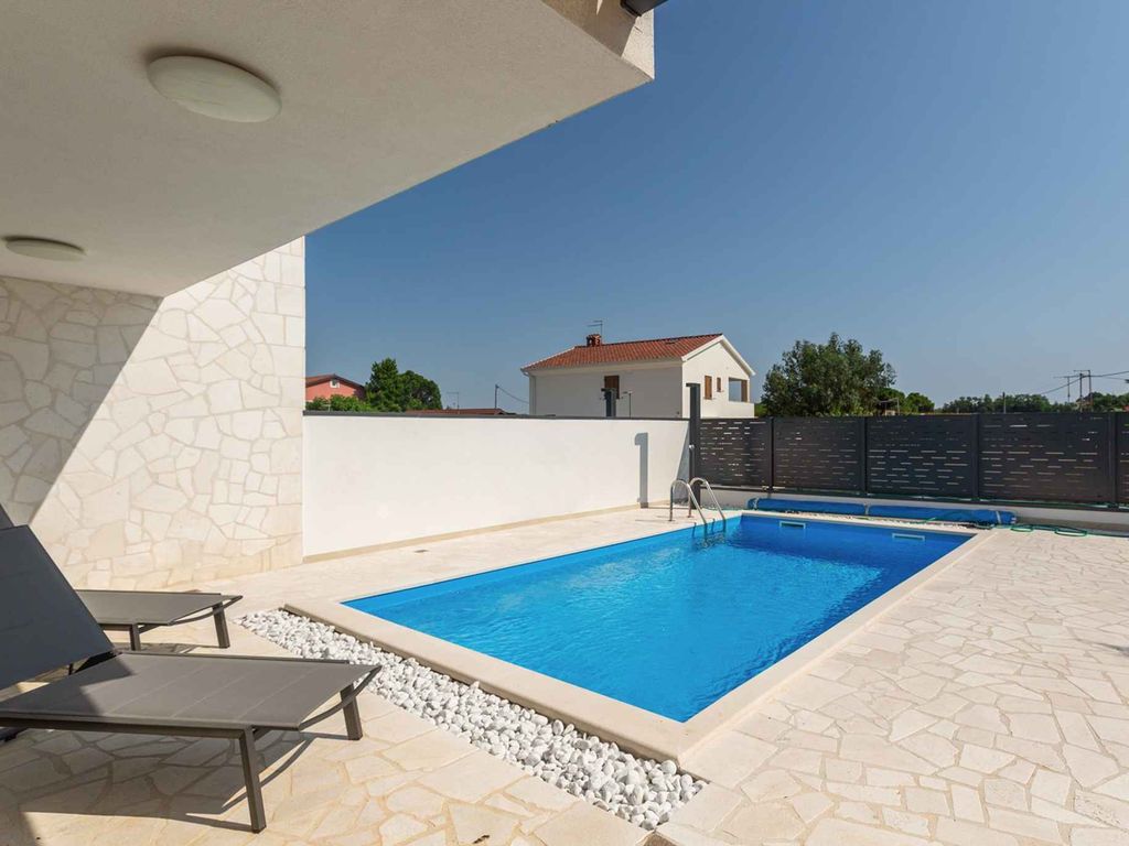 Villa mit Pool und Sommerküche