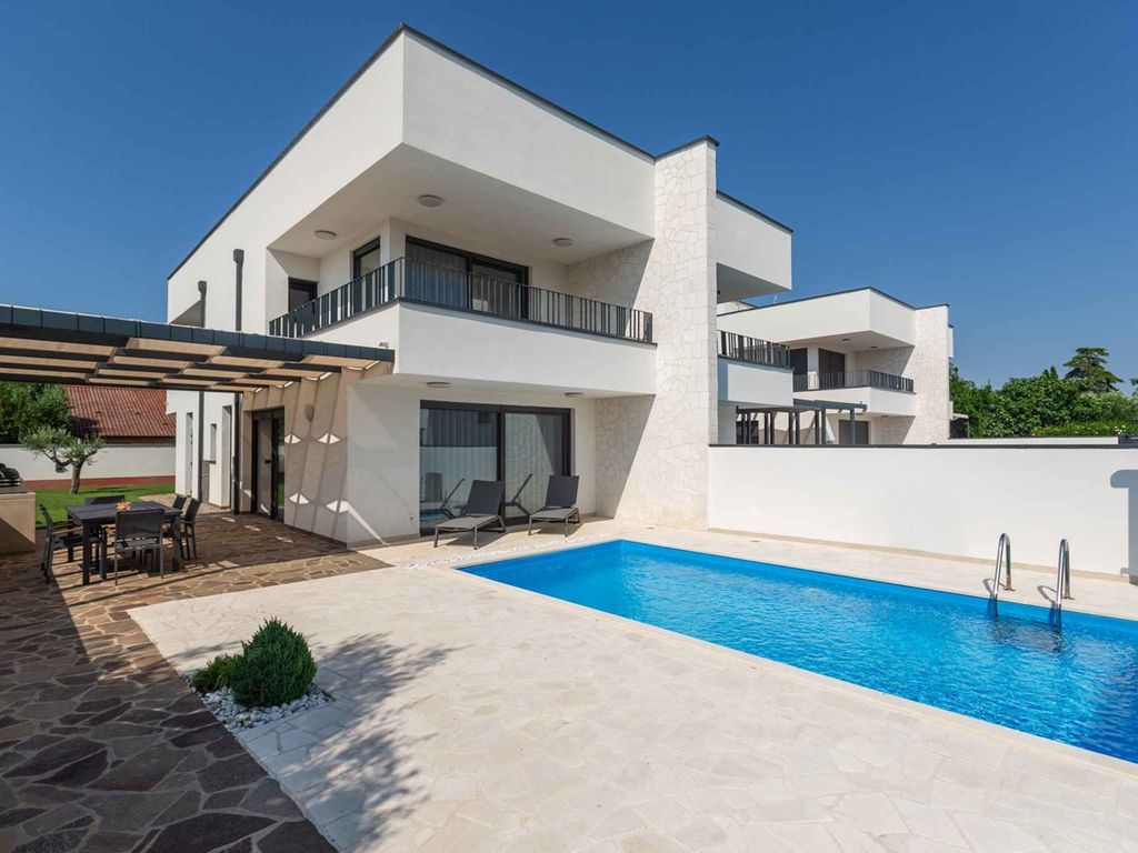 Villa mit Pool und Sommerküche
