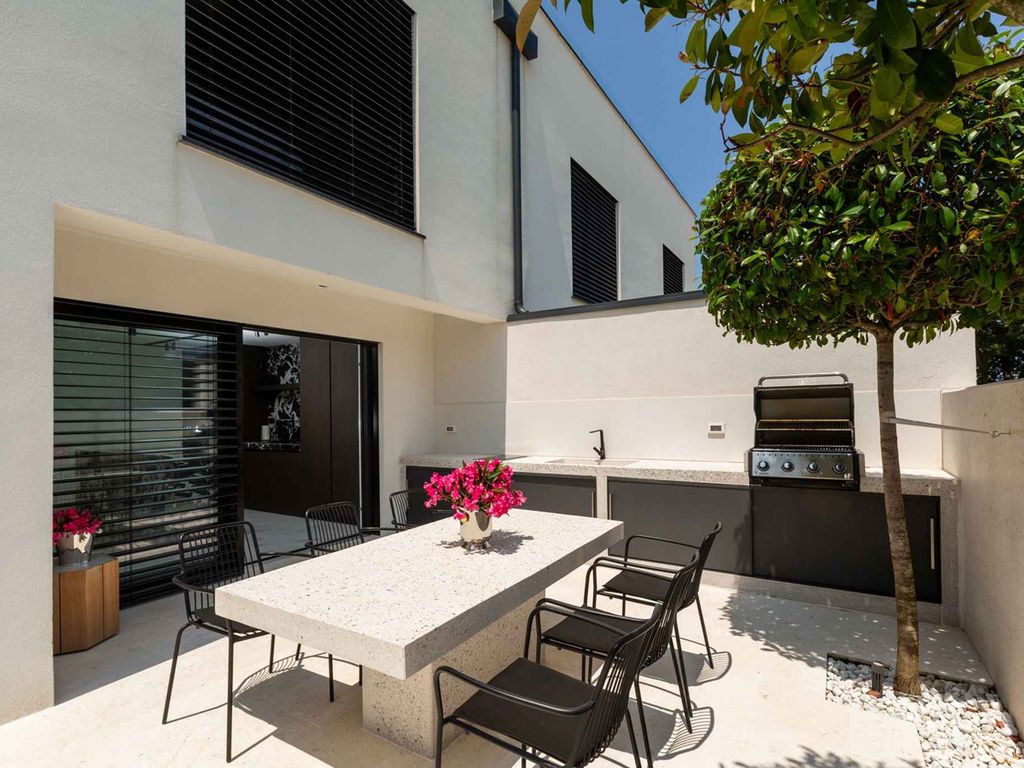 Villa mit Terrasse und Pool