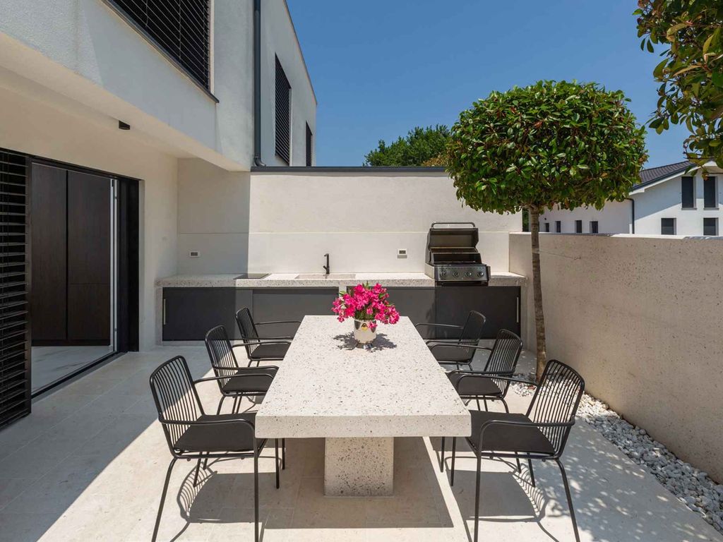 Villa mit Terrasse und Pool