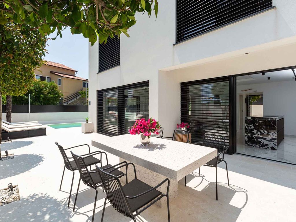 Villa mit Terrasse und Pool