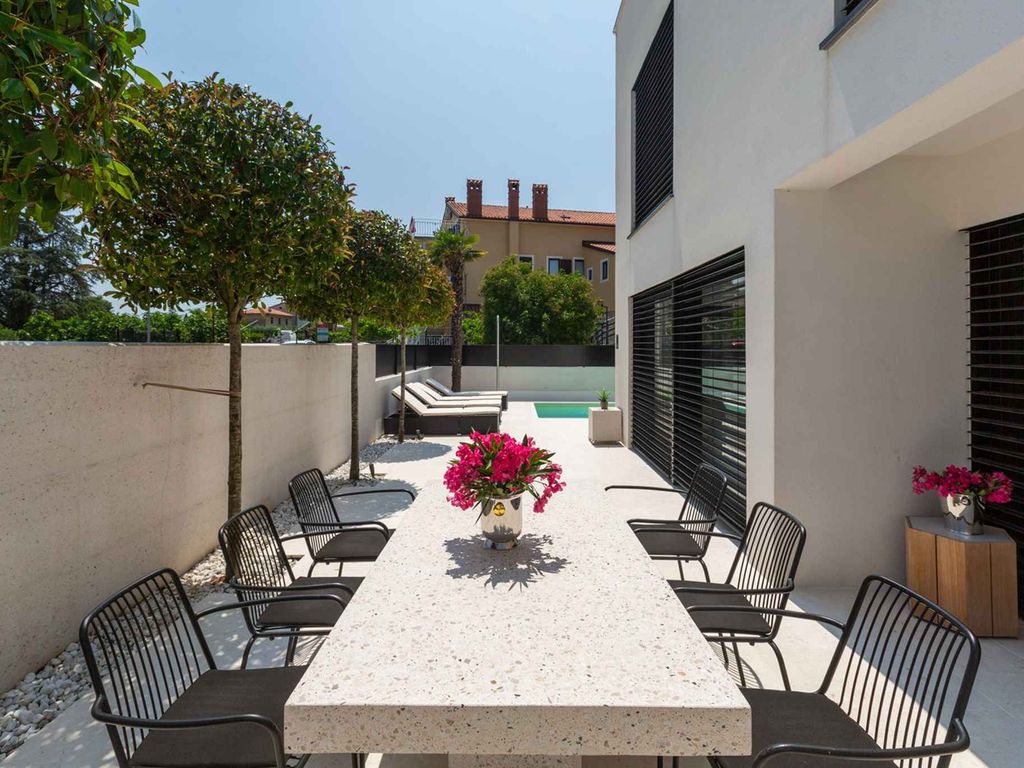 Villa mit Terrasse und Pool