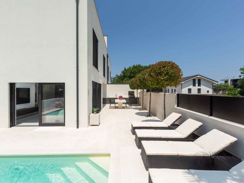 Villa mit Terrasse und Pool
