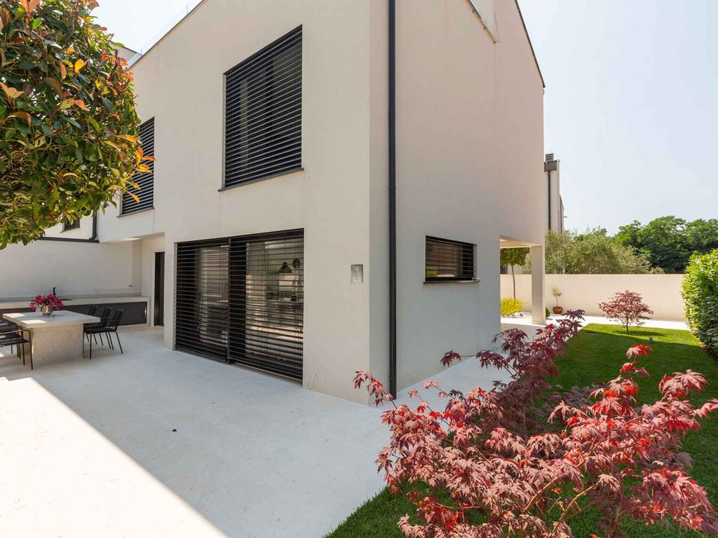 Villa mit Terrasse