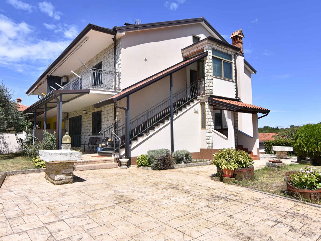 Ferienwohnung mit zwei Schlafzimmern und einem Balkon in einer ruhigen Gegend in der Nähe von Umag