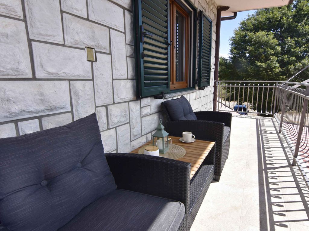 Ferienwohnung mit zwei Schlafzimmern und einem Balkon in einer ruhigen Gegend in der Nähe von Umag