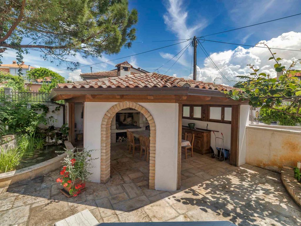 Ferienwohnung Villa ROYAL, geräumige Villa nur wenige Schritte vom Meer entfernt mit einem bezaubernden Garten