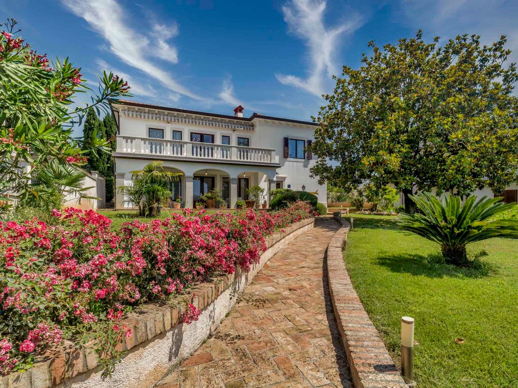 Ferienwohnung Villa ROYAL, geräumige Villa nur wenige Schritte vom Meer entfernt mit einem bezaubernden Garten