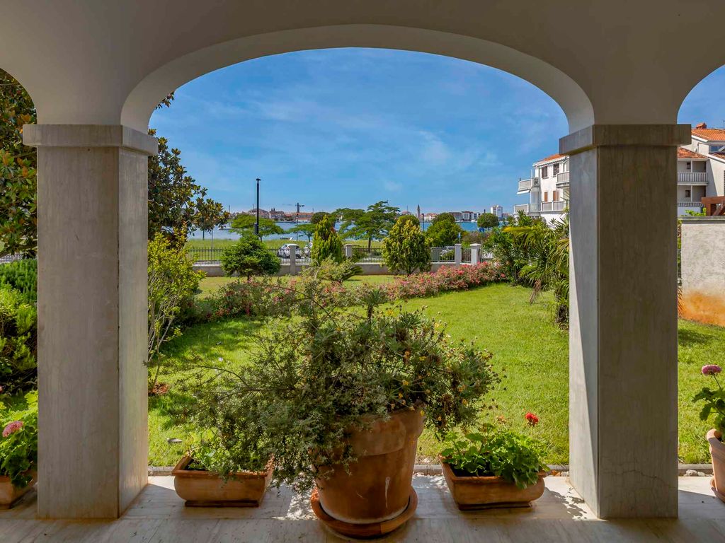 Ferienwohnung Villa ROYAL, geräumige Villa nur wenige Schritte vom Meer entfernt mit einem bezaubernden Garten