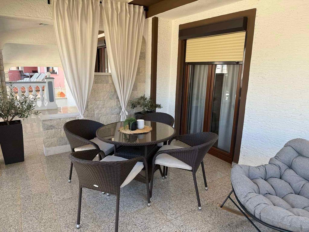 Ferienwohnung modern eingerichtet mit gemeinsamen Garten und Grill