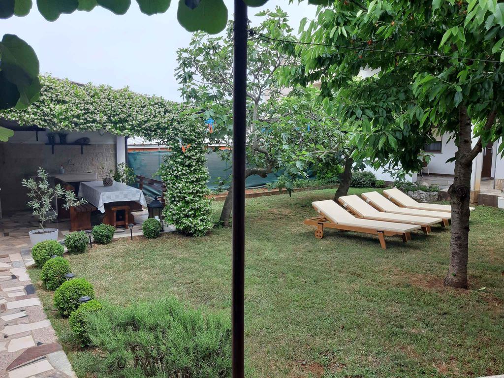 Ferienwohnung modern eingerichtet mit gemeinsamen Garten und Grill