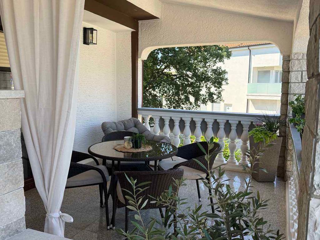 Ferienwohnung modern eingerichtet mit gemeinsamen Garten und Grill