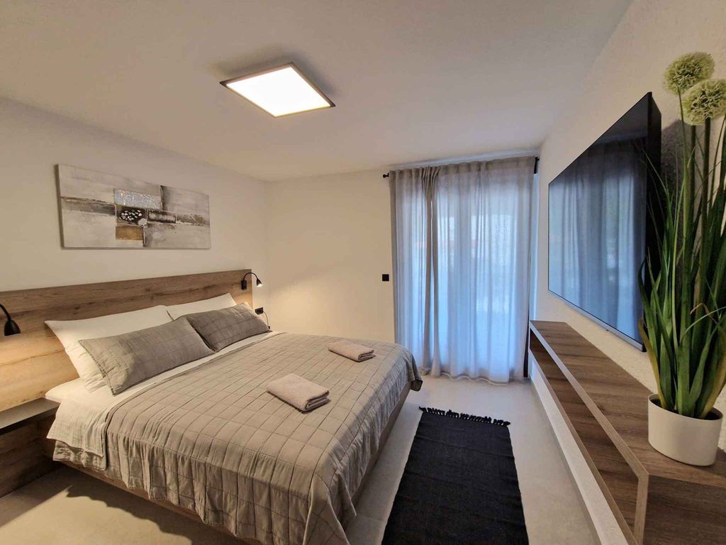 Ferienwohnung modern eingerichtet mit gemeinsamen Garten und Grill
