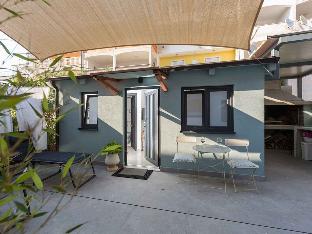 Studio mit Klimaanlage und Terrasse