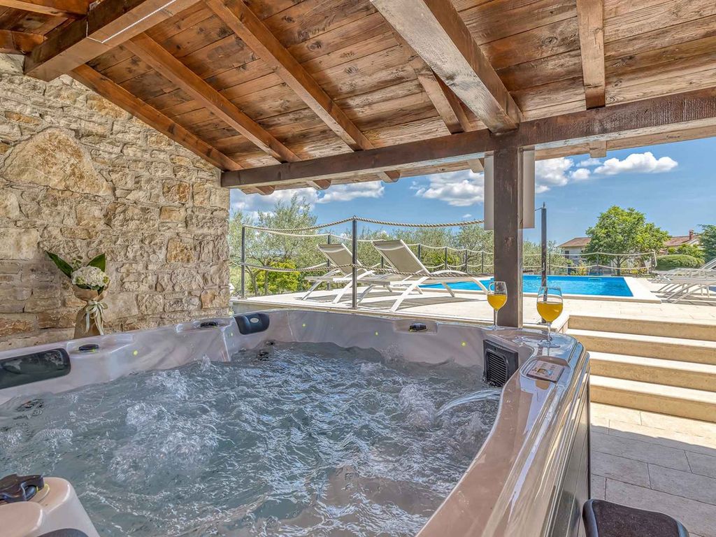 Villa mit Pool, Whirlpool und eingezäunten Garten