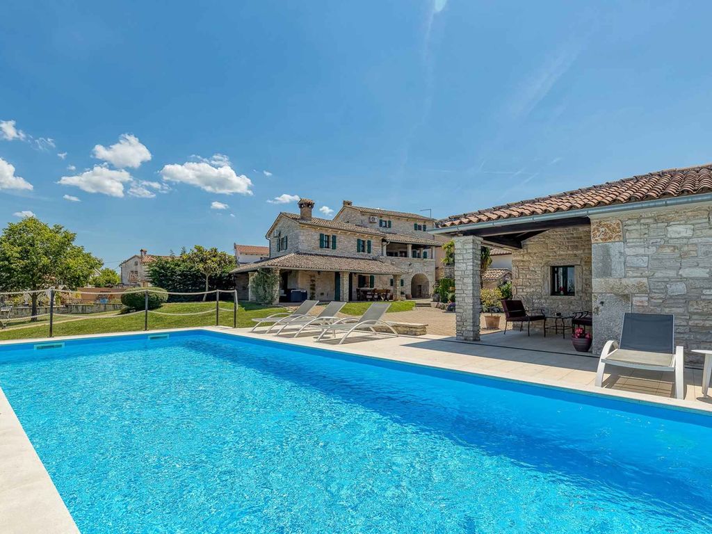 Villa mit Pool, Whirlpool und eingezäunten Garten