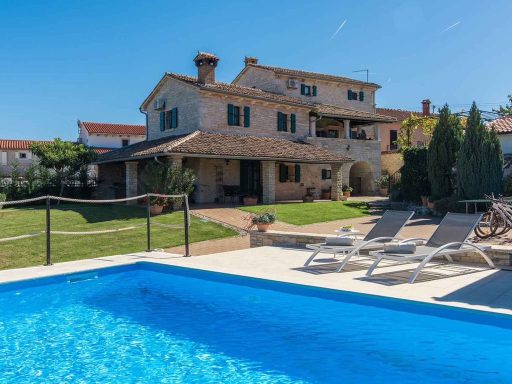 Villa mit Pool, Whirlpool und eingezäunten Garten