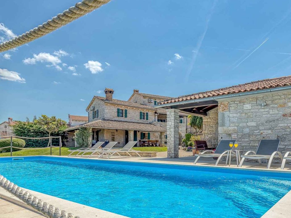Villa mit Pool, Whirlpool und eingezäunten Garten