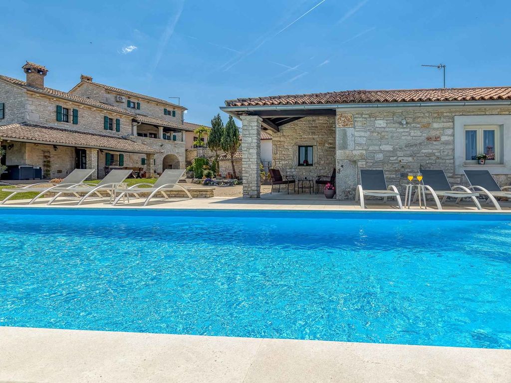 Villa mit Pool, Whirlpool und eingezäunten Garten