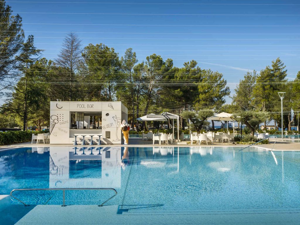 FerienHaus mit Klimaanlage, Terrasse und Außenpool