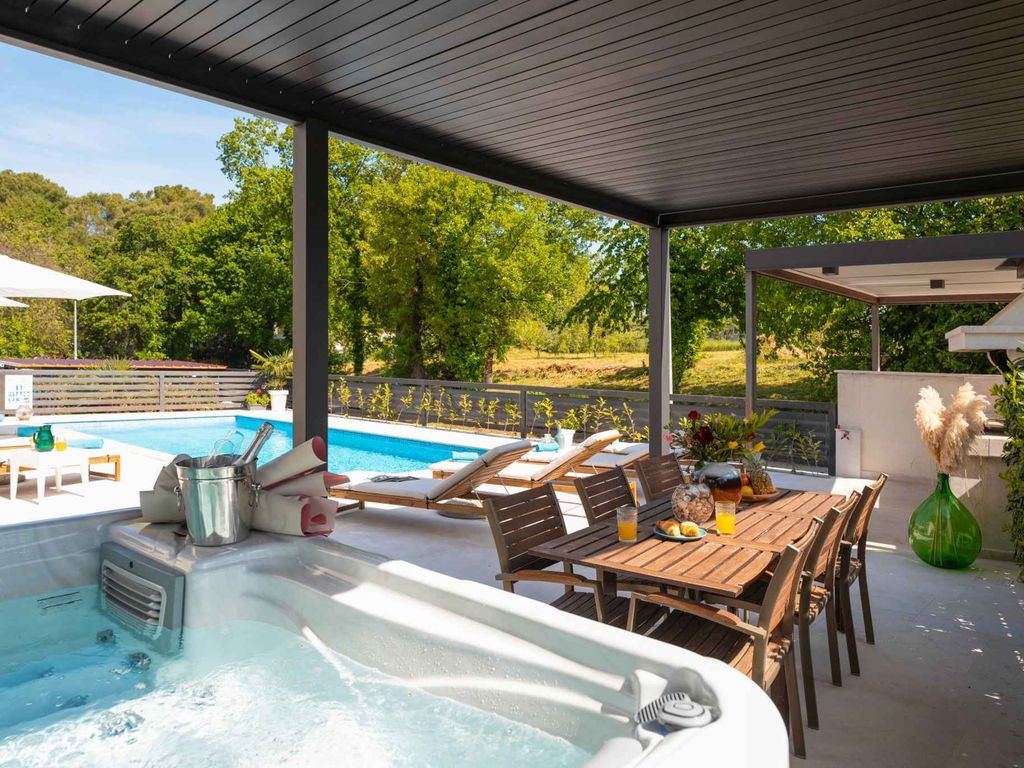 Ferienwohnung mit Pool und Meerblick