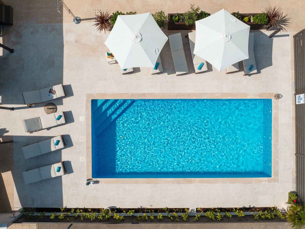 Ferienwohnung mit Pool und 100m vom Strand