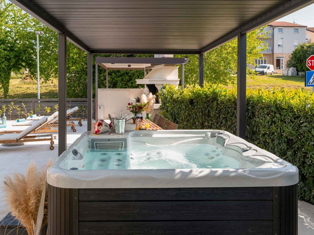 Ferienwohnung mit Pool und 100m vom Strand
