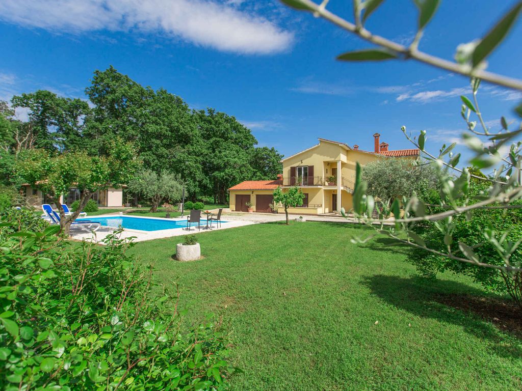 Ferienwohnung mit Pool und großem Garten