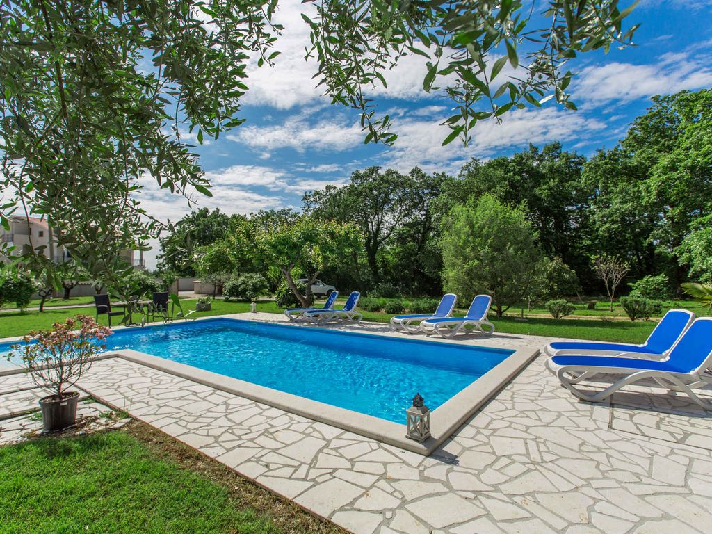 Ferienwohnung mit Pool und großem Garten