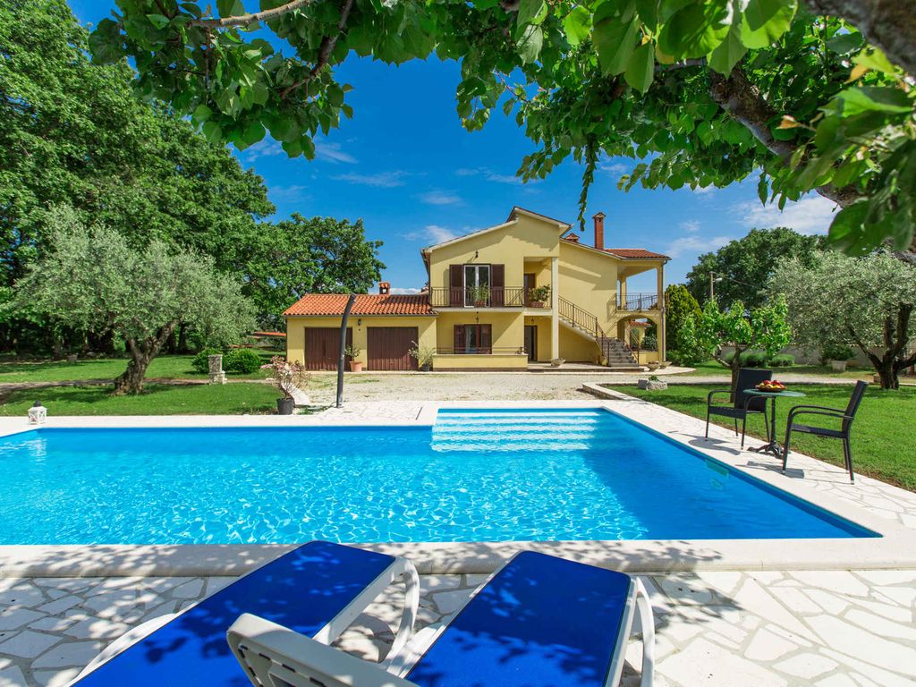 Ferienwohnung mit Pool und großem Garten