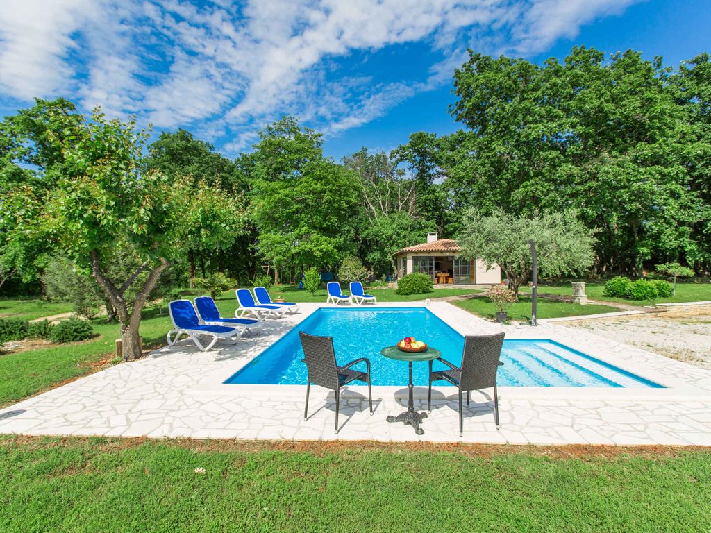 Ferienwohnung mit Pool und großem Garten