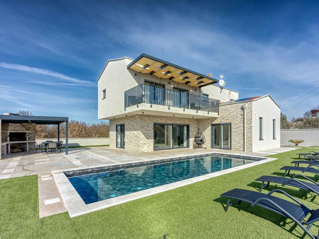 Villa mit Swimmingpool und schönem Garten