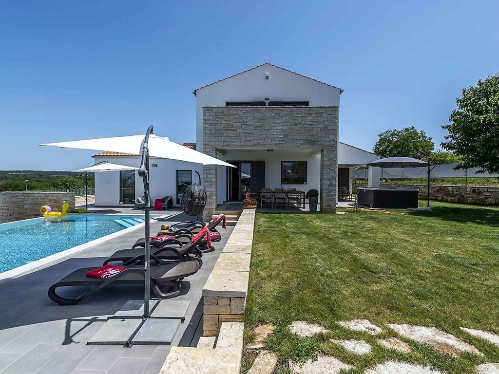 FerienHaus mit Infinity Pool und Whirlpool
