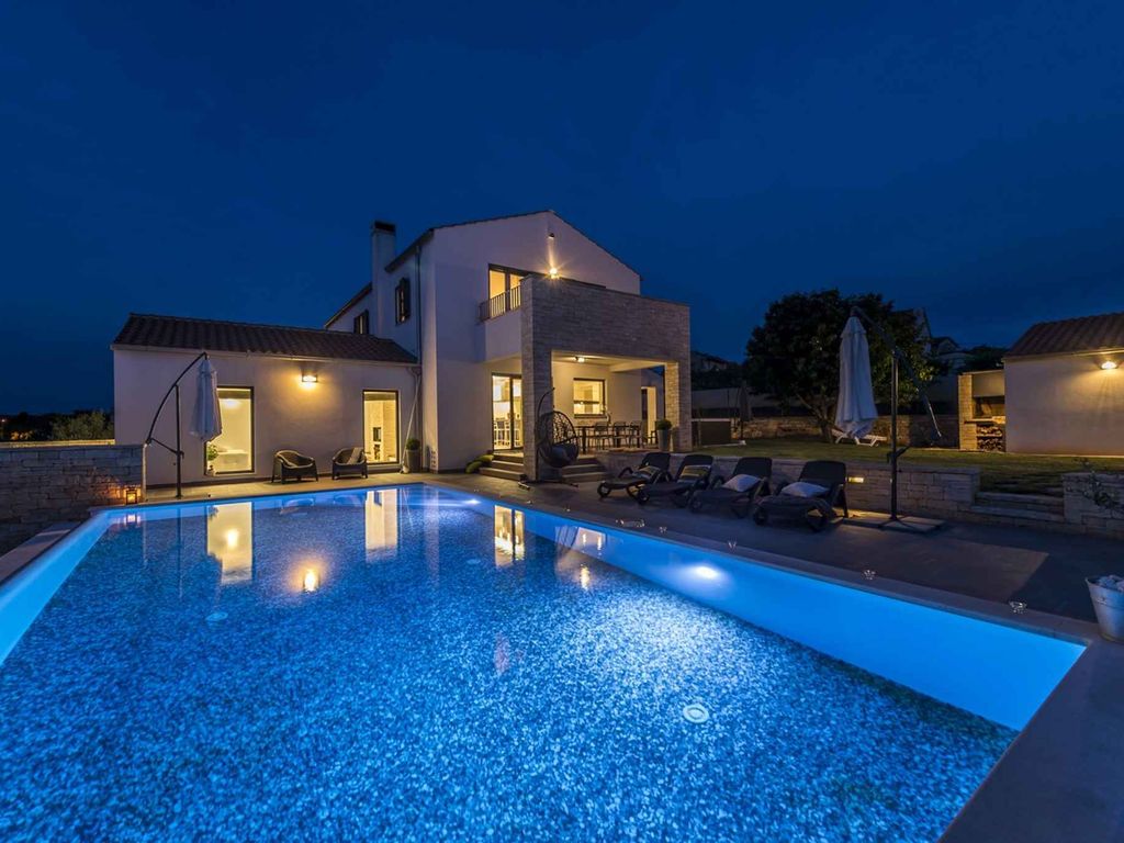 FerienHaus mit Infinity Pool und Whirlpool