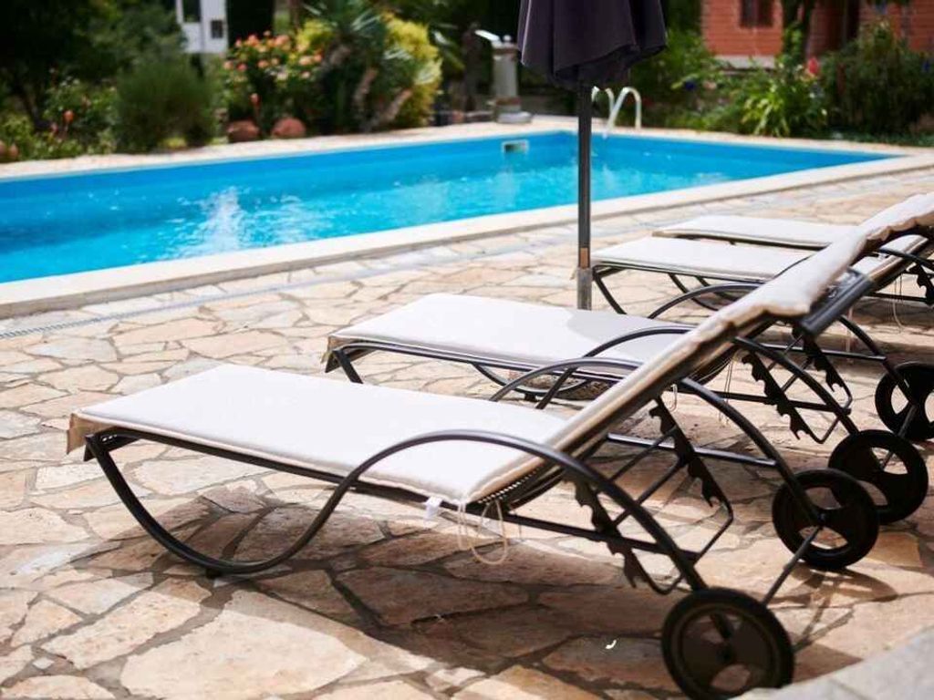 Villa mit Swimmingpool und Grill