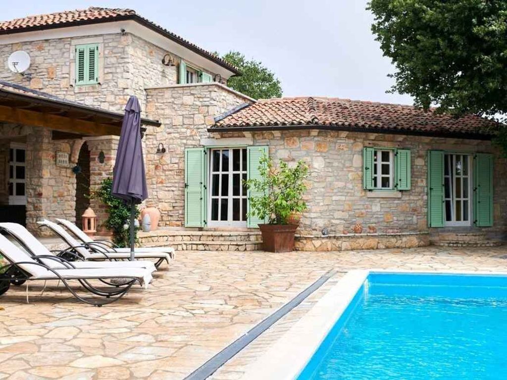 Villa mit Swimmingpool und Grill