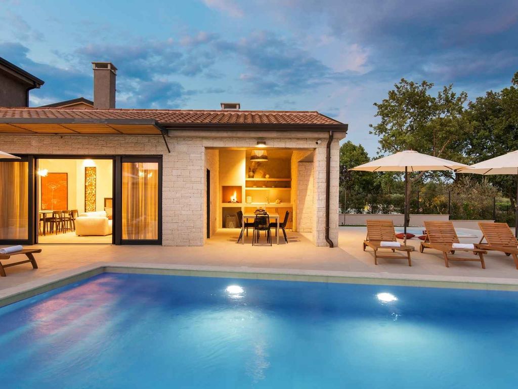 Villa mit Swimmingpool, Whirlpool und Sauna