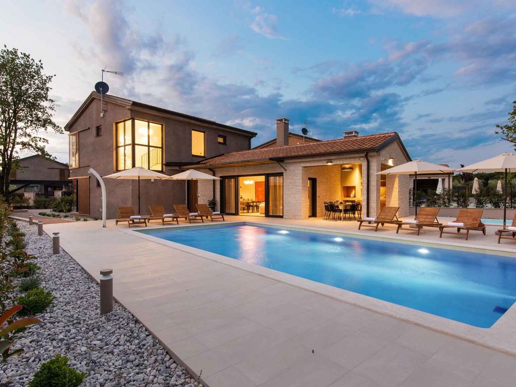 Villa mit Swimmingpool, Whirlpool und Sauna