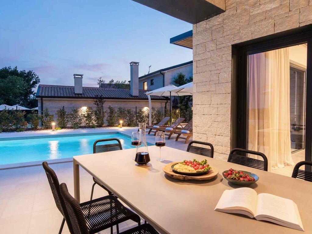 Villa mit Swimmingpool, Whirlpool und Sauna