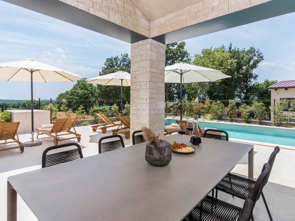 Villa mit Swimmingpool, Whirlpool und Sauna