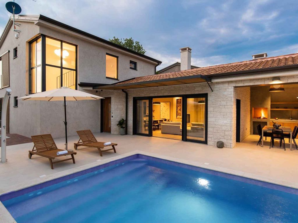 Villa mit Swimmingpool, Whirlpool und Sauna