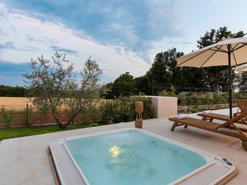 Villa mit Swimmingpool, Whirlpool und Sauna