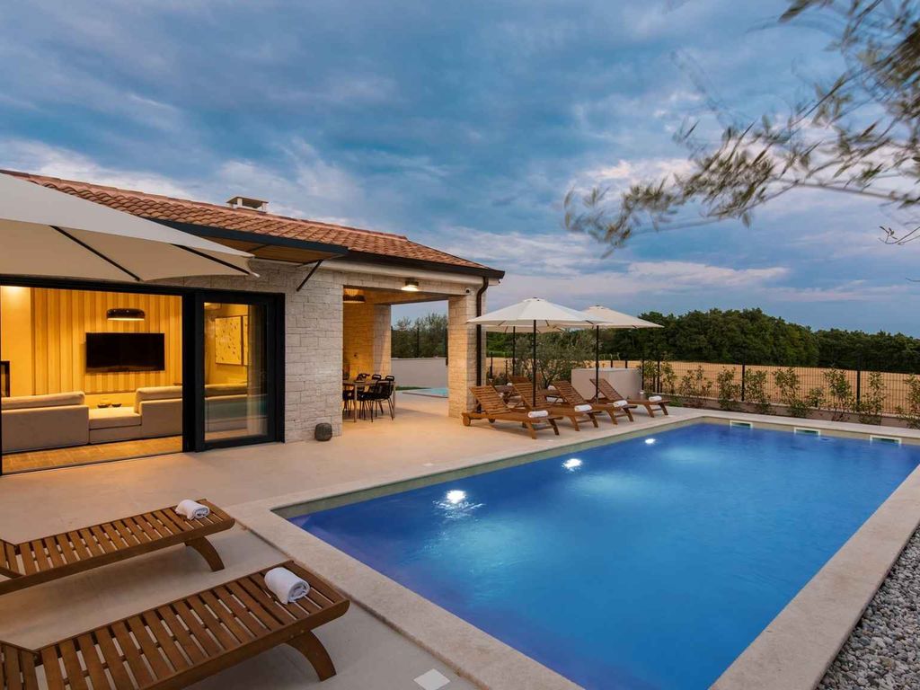 Villa mit Swimmingpool, Whirlpool und Sauna