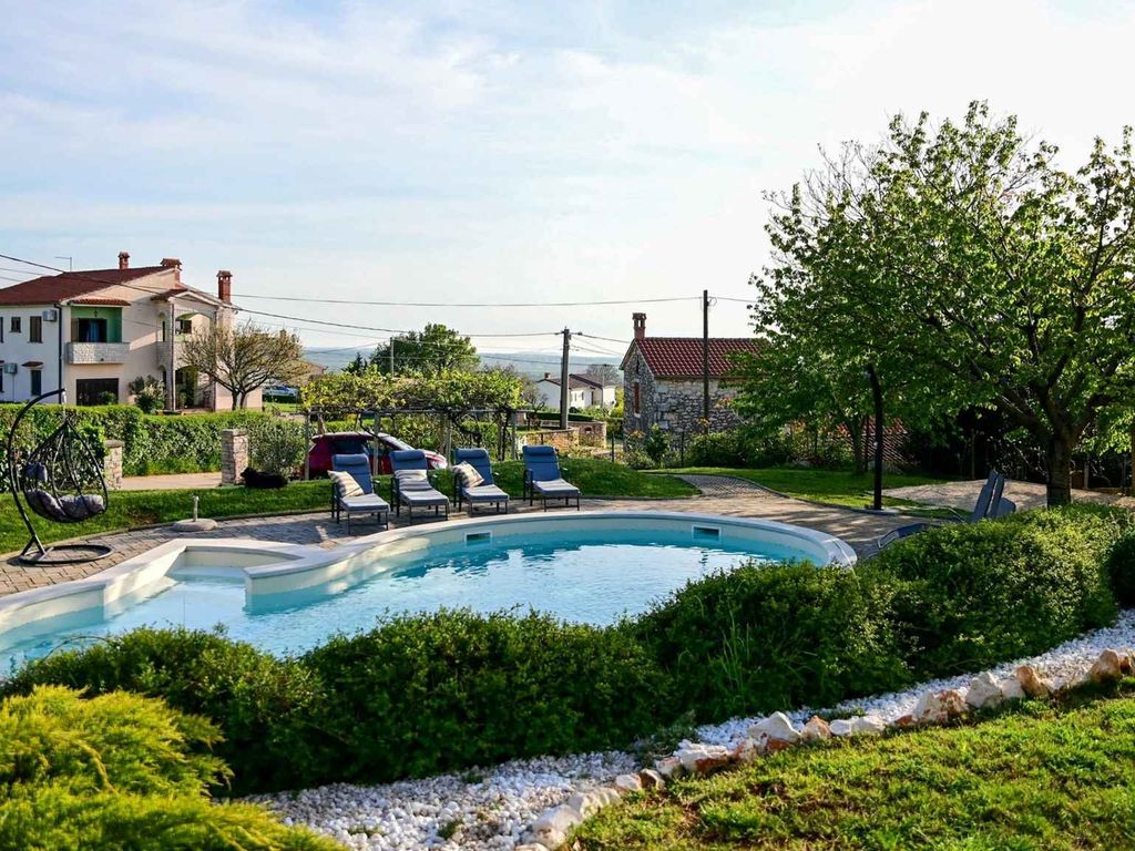 Villa mit Swimmingpool und schönem Garten