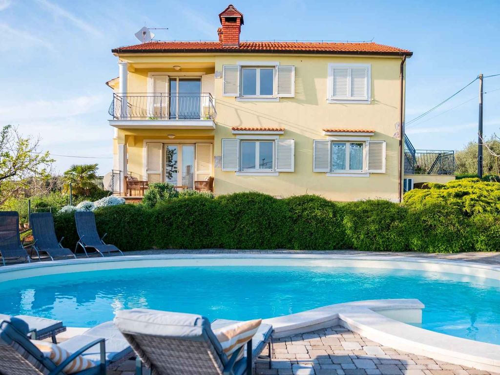 Villa mit Swimmingpool und schönem Garten
